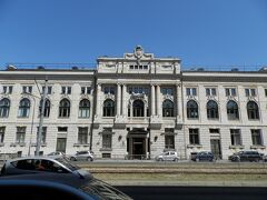 コシチュシュキ通りのNarodowy Bank Polski。
1905〜1907年建造、D.ランデ設計です。
