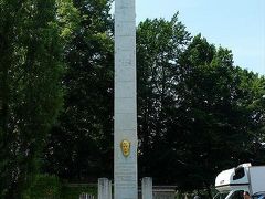 ホテル・プリ・ムラクにチェックインしたのはまだ午前中。
部屋はまだ空いていないのは覚悟していたので、バックパックを預けてそのまま身軽にお出かけ。
目的地はもちろんリュブリャーナ城。

ホテル・プリ・ムラクから５０ｍも離れていないフランス革命広場をまず通ると、

あれ？　(o'ω'o)？

名前を聞いて壮大な広場を想像していたら、駐車場ほどの大きさ。
シンプルなミナレットが１本あるだけ。(；＾ω＾)

この広場では夏になると芸術の祭典サマーフェスティバルが開催されるようなんですが、イベントが無い時期にはちょっとガッカリ。