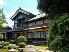 父が私を連れてきたかった場所。
それは、甲斐本家蔵座敷。

喜多方にある数多くの蔵の中でも父のお気に入りの場所(多分、母も好きそうだ)で、久々に訪れてみたかった…ということだ。

甲斐家は幕末から喜多方に居を構え、酒造業、製糸業と時代の波に乗り日本のみならず海外にも顧客を持つ大商人の家。
現在、喜多方に残る甲斐本家蔵座敷は大正時代に作られた屋敷で、昔ながらの蔵造りの家の様子を現代に伝えている。
