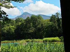 弁天沼の向かい側にある瑠璃沼からは磐梯山の姿も見える。

ようやく、空が晴れてきたようだ。
