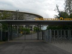 長谷部選手のいるヴァルトシュタディオン（Waldstadion）には、中央駅から

シュタジオン駅でおりて、森ｗｗの方にむかうと徒歩５分くらいでスタジアムの入口につきます。
