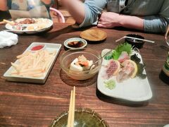 一度ホテルに戻ってから夕飯を食べに行きました。
この日はお魚を食べたいと思って、ネットで調べて『ととちゃんぷる』さんへ。

私はノンアルコールビールで乾杯！

お刺身、おいしかったです。

席ですが、ボックスタイプと座敷の席がありました。
私たちは広々した座敷でいただきました。段差とかもないので坊主は食べた後うろうろして遊んでました。