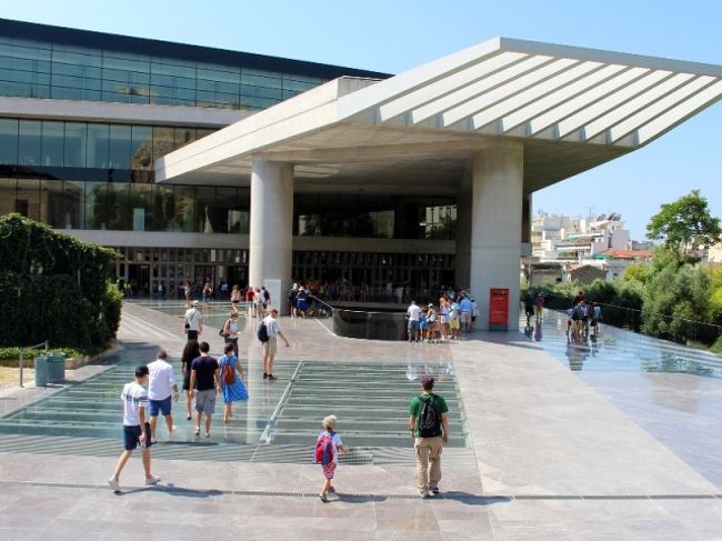 空港から地下鉄で新アクロポリス博物館へ♪<br />公式サイトから時間指定のEチケットを買っておきました。大人5ユーロ。チケット売り場は行列だったので買っておいて正解！<br />http://www.theacropolismuseum.gr/en