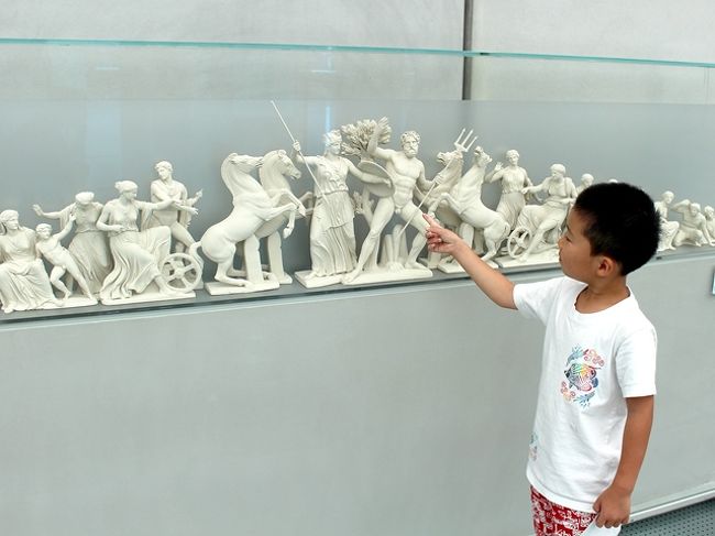 その他の展示品も見学。<br />パルテノン神殿ファザードのレプリカ。<br />「ちんちん」とか言って喜ぶ小学一年生男子（￣д￣lll）