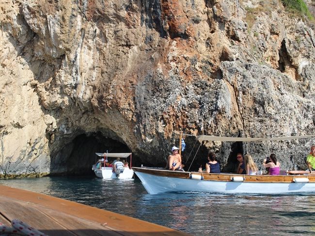 沖に出るといくつか洞窟があり、まずはそちらへ。