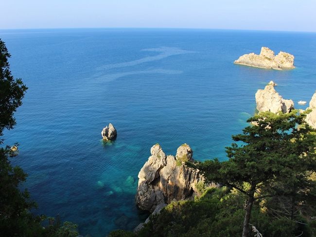 修道院前の展望台からイオニア海のパノラマを眺め、落ち着くのを待ちます。<br />絶景ワンダホー(≧▽≦)