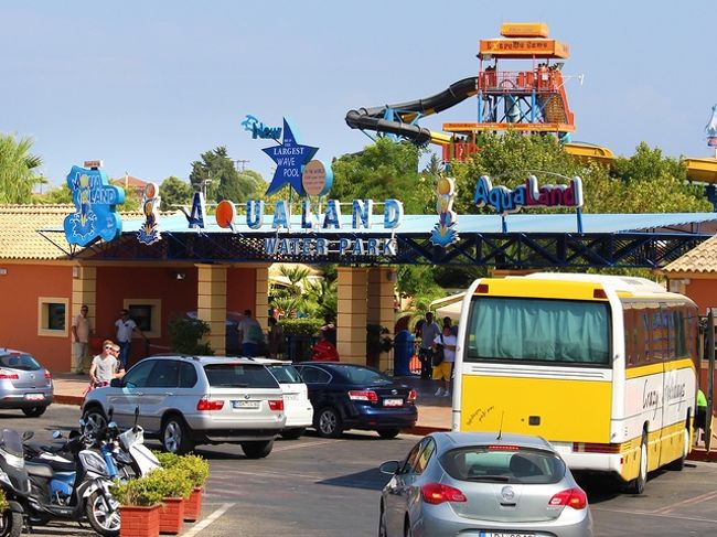 入場料はそれなりに高く、2日券がだいぶオトクなので2日来るかも？ということで2日券を購入。<br />1日券＝大人26ユーロ、子供18ユーロ<br />2日券＝大人32ユーロ、子供22ユーロ<br />http://www.aqualand-corfu.com