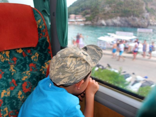 13:00、再びホテルでタクシーを尋ねると、<br />「ホントごめーん！やっぱ捕まらないから、自力でタクシー捕まえてくれる？」<br />だそうで。ギリシャの金融危機に納得！<br /><br />しかしタクシーは捕まらず、仮に行けても帰りのタクシーが捕まらず夕方のアルバニア行きフェリーに乗れなかったら困る！ということでラコネス村は断念(T_T)<br />代わりに、コルフタウンで世界遺産の旧市街観光することにします。<br />さらばパレオカストリッツァ〜