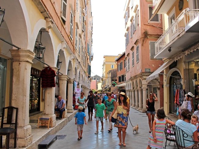 港から旧市街まで徒歩15分。<br />門をくぐって旧市街に入った途端、景色が変わって中世に！