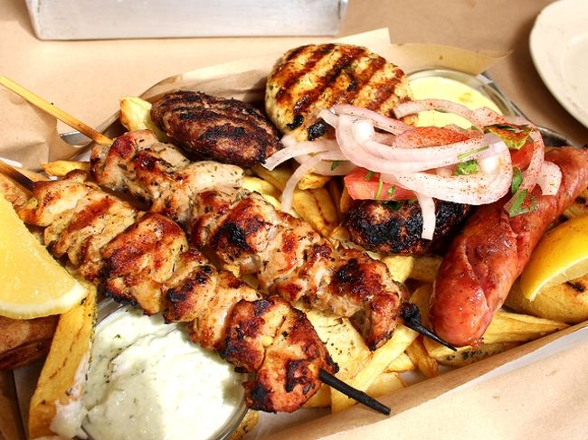 じゃーん！<br />2人用ミックスグリル＝豚スブラキ、鶏スブラキ、ソーセージ、羊ミートボール、牛ハンバーグ、ターキーハンバーグで13.5ユーロ。さらに豚スブラキを3本（1本1.5ユーロ）追加で、肉祭り\(^o^)／<br /><br />お肉ジューシーでワインも進み、最高の昼食でした！