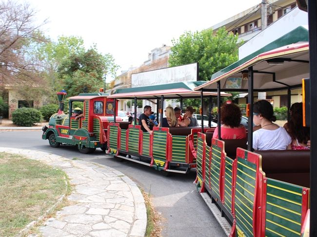 食後、旧要塞方面へ歩くと、観光ミニトレイン発見。<br />ワイン飲み過ぎたので、こりゃラクだと飛び乗ります（*^^*）<br />毎時ちょうど出発、所要1時間弱、大人6ユーロ。旅太郎はまた4歳作戦で無料。