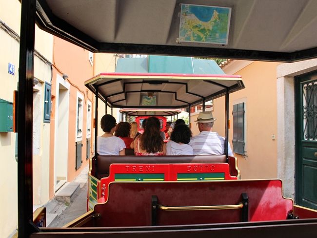 住宅街の細い道も通っちゃいます。<br />観光物件に興味のない旅太郎は、ミニトレインの旅自体を楽しんでました（^^;<br /><br />帰りは再び海沿いルートで戻り、公園で終了。楽しかった！