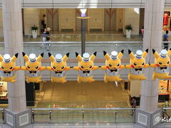 ランドマークプラザに行ってみると、ここにも！
一列に並んで宙に浮かんでるピカチュウ、かわいい〜。