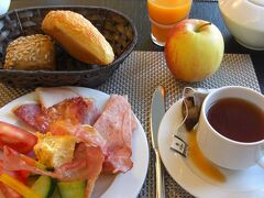 ホテル　シルタ(ズィルタ）ーホフの朝食。

野菜や果物があったのでよかった。でも、野菜は、キュウリとトマトだけ。果物は、バナナ、りんご、ほおずき（これって果物なの？）。グレープフルーツのカットされたものや葡萄・アールスメロン・オレンジのカット（これらは時間によっては無い場合もある。）


3つのホテル比較すると

朝食

フランクフルト　＞　ベルリン　＞　カッセル

部屋

カッセル　＞　ベルリン　＞　フランクフルト

サービス

フランクフルト　＞　ベルリン　＞　カッセル

です。