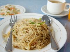 雨の音で目が覚めました。
朝ごはんは、ヌードル、チャーハン、トーストなどから選べます。