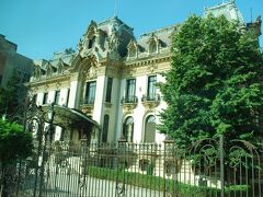 中には、それ以前の「小パリ」と称されたころの建物も。

これはアール・ヌーヴォーのジョルジュ・エネスク国立博物館。