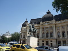 革命広場の大学図書館と、カロル一世の像。

奥に見えているのはアテネ音楽堂のドームです。