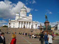 ヘルシンキ市内観光は、元老院広場と大聖堂から。
マーケット広場のそばで、白亜の大聖堂が青空に映える。
