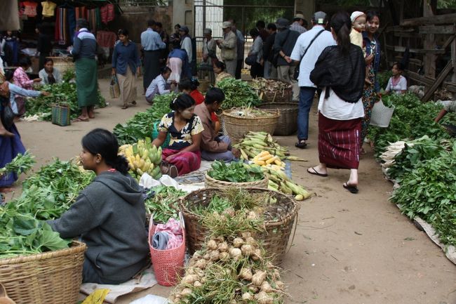 朝の市場はにぎやかです。