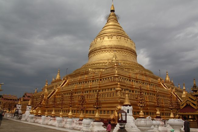 バガンの古い仏教寺院、シュエズィーゴオン・バゴダ。黄金のバゴダ。