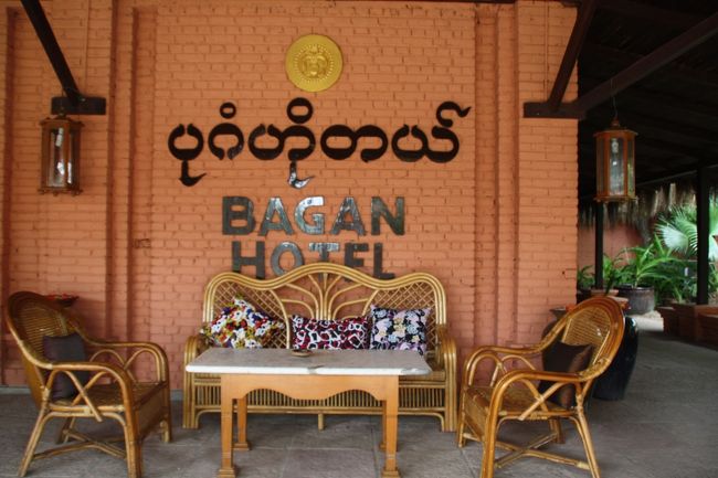 バゴダが林立する中にホテルがあります。