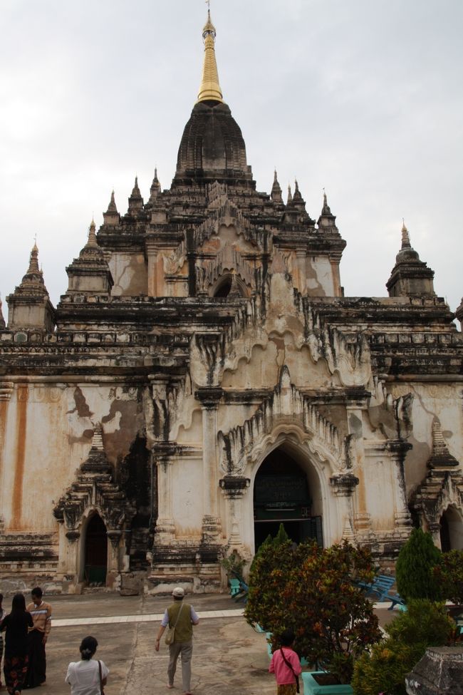 ホテルから歩いて行けます。近くのバゴダ、内部は４面に仏像が置かれています。