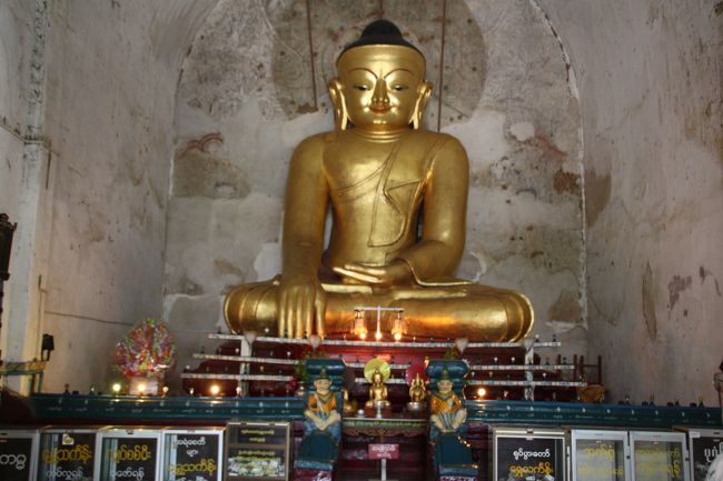 バゴダの中は仏像が安置