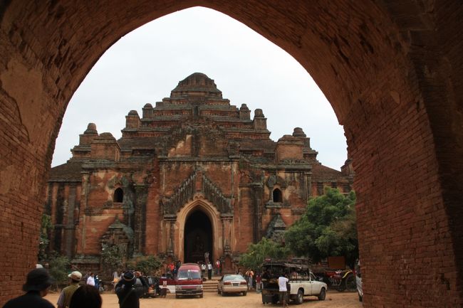 シュエサンドー寺院、大きなバゴダです。５階建てで登って夕日鑑賞です。