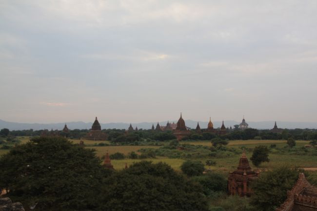 夕日のバガン群です