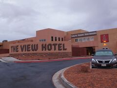 憧れのザ・ビューホテルへ到着です。
　
モニュメントバレー　ナバホ　トライバルパーク
（Monument Valley Navajo Tribal Park）
内にある唯一のホテルで、
部屋数も９０しかなく、なかなか予約が取れません。

ネバダ観光さんでかなり前から予約したから
このホテルに宿泊できたのだと思います。

