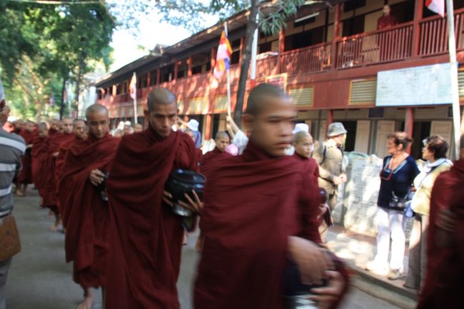 アマナプラの托鉢風景