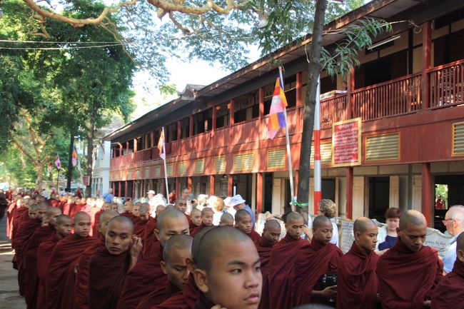 アマナプラの托鉢風景