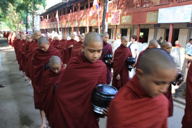 アマナプラの托鉢風景