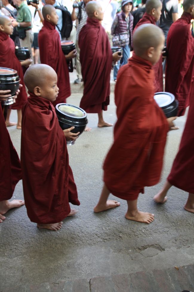 アマナプラの托鉢風景