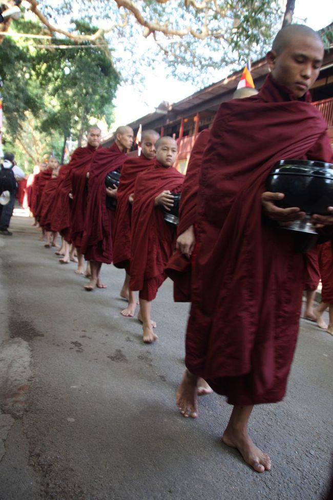 アマナプラの托鉢風景