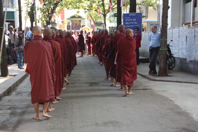 アマナプラの托鉢風景