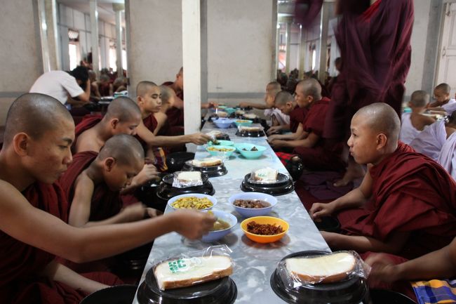 一堂に会して食事、その後残ったご飯をもってそれぞれの僧院に戻り修業する。<br />一日二食の生活。