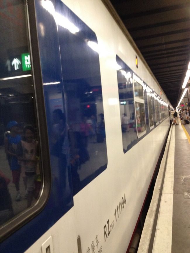 香港の車体と中国の車体ほぼ交互に走ってるらしい<br /><br />香港車体は綺麗