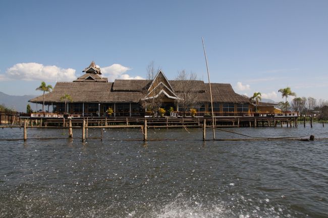 インレー湖にはいくつもの湖上寺院がある
