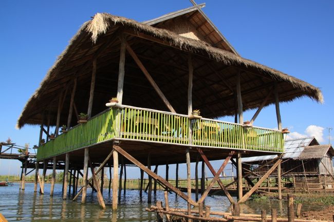 湖上レストラン、インレー湖の風景。