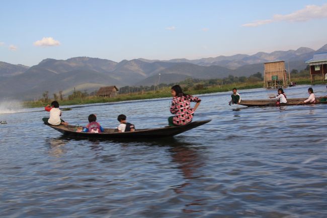 学校も船で、買い物も船です。