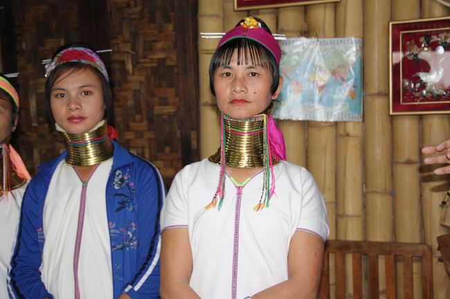 首長族の娘さん達、観光用です。