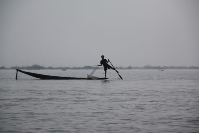 インレー湖の漁法、足で櫓をこぐ。