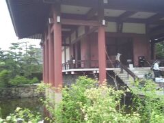 中宮寺。水面に浮いているような。