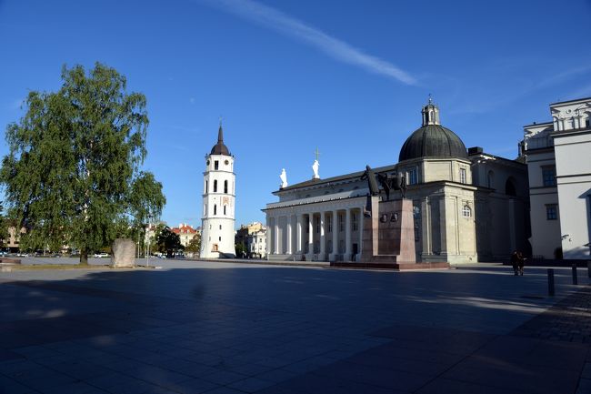 ヴィリニュスの大聖堂です。天気がとてもよく気持ちよい青空に映えました。