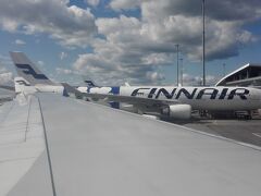 あっという間にヘルシンキ国際空港。
機内では「Backet List」という映画を見ていました。いい映画でした。
いろんなところに行きたくなりました。
おっと、隣はマリメッコ柄のFINAIR機体です。かわいいですね。