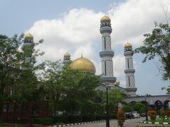 ニュー・モスクの見学時間が12:00で終了となるため、ブルネイ入国後、タクシーで向います。（２５Ｂドル）
お蔭で、男のモスク　女のモスク　図書館とゆっくりとお参り出来ました。（11:11-)