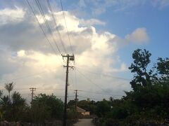始発の船が到着するまでが、静かな島の原風景があります。
朝ごはん前の散歩、虹が薄っすらと
写真では、わからないですよね