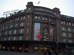 お向かいの角には百貨店「Galeries Lafayette」があります。
