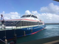 名残惜しいですが、離島とはお別れ
石垣島へ向かいます

朝の時間帯、到着する人は大勢ですが、出発する人はわずか
でっかい船は貸し切り状態でした